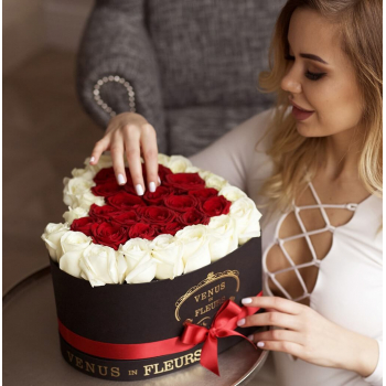 51 красная роза с окантовкой 51 красная роза с окантовкой