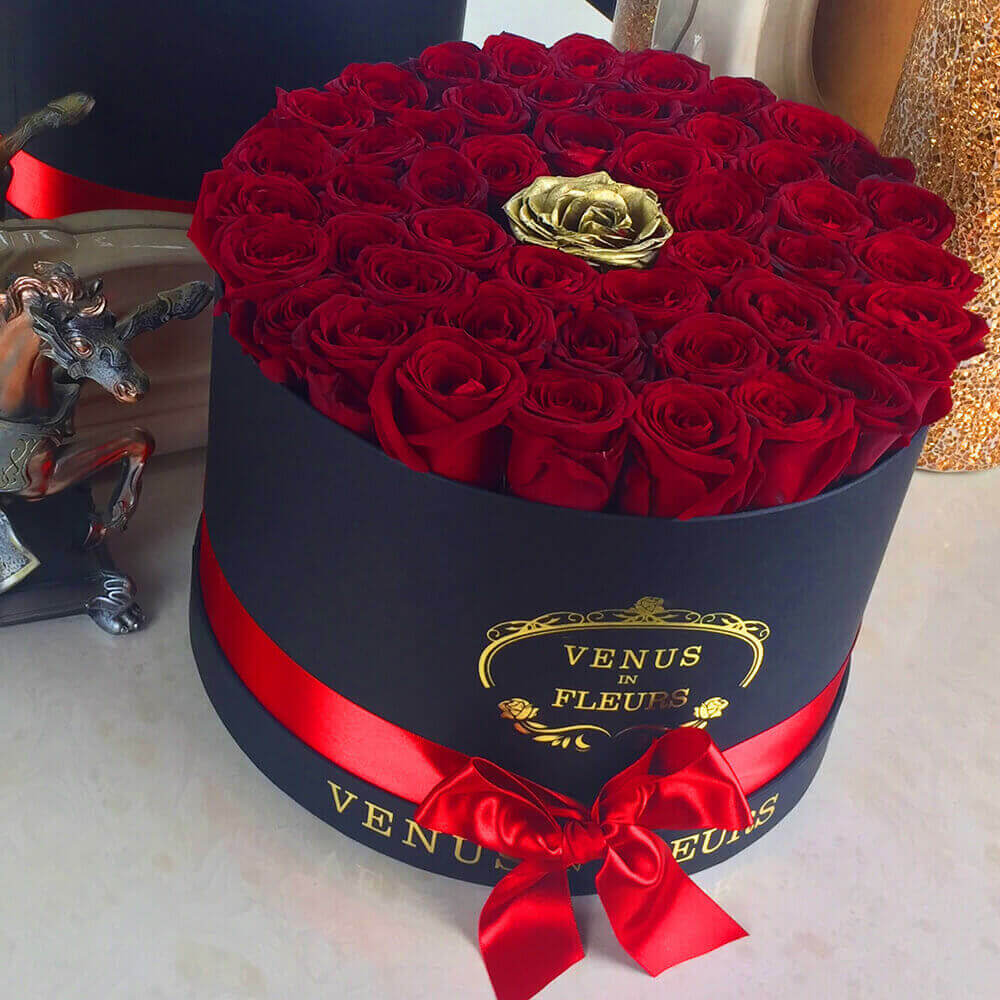 55 красных роз в коробке с золотой