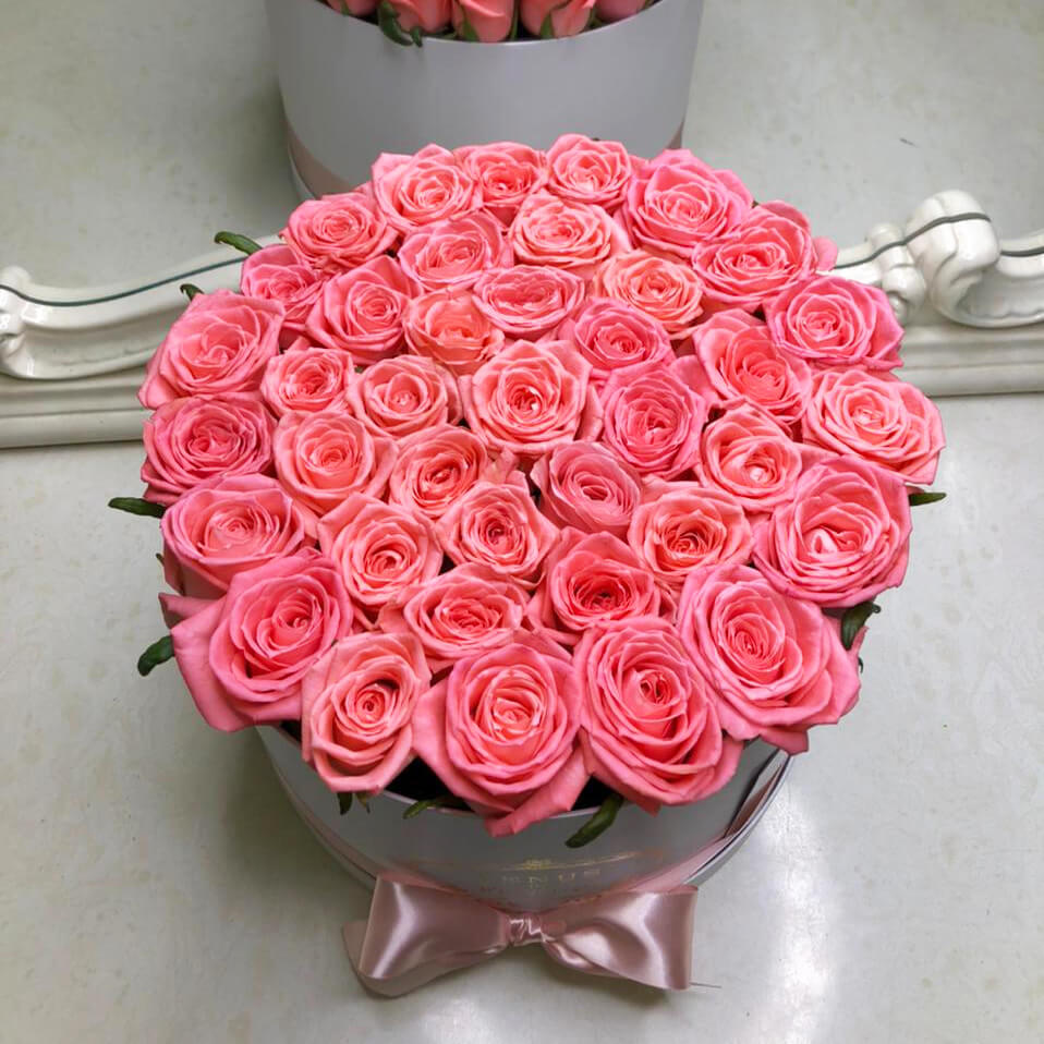 65 розовых роз в коробке