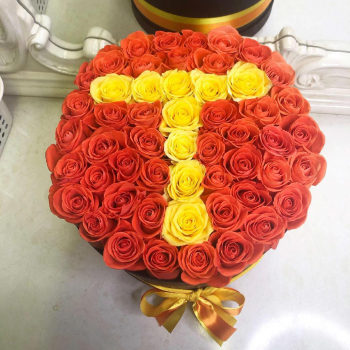 51 коралловая роза с желтой буквой