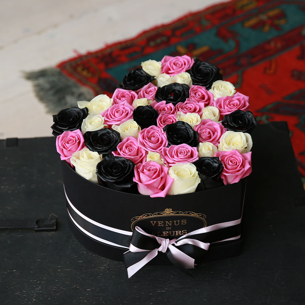 Микс с черными розами - 65 шт.