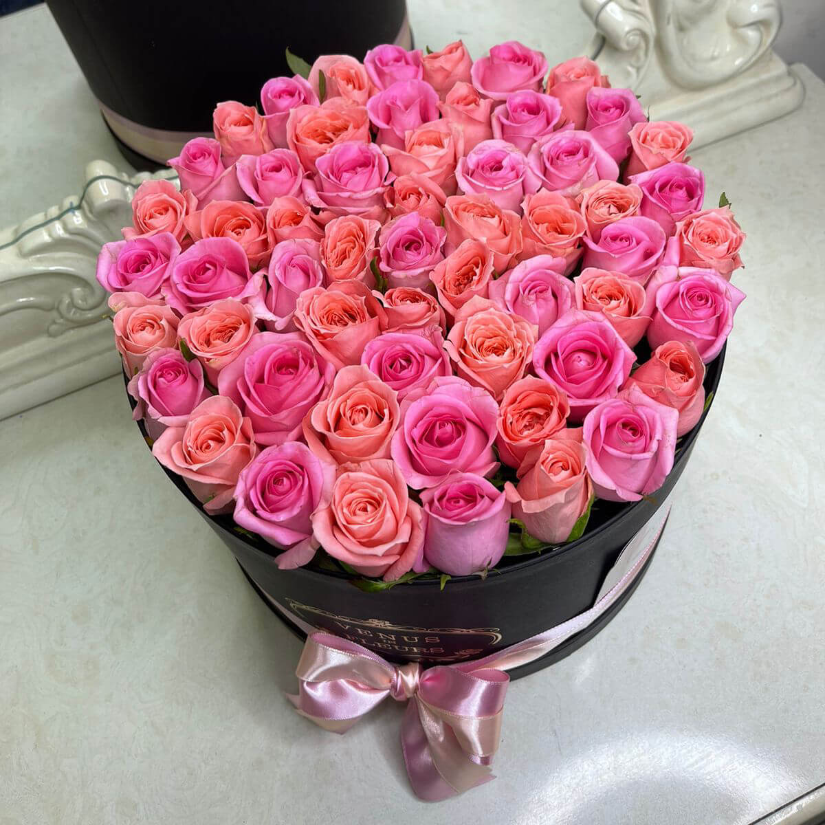51 розовая роза микс в коробке
