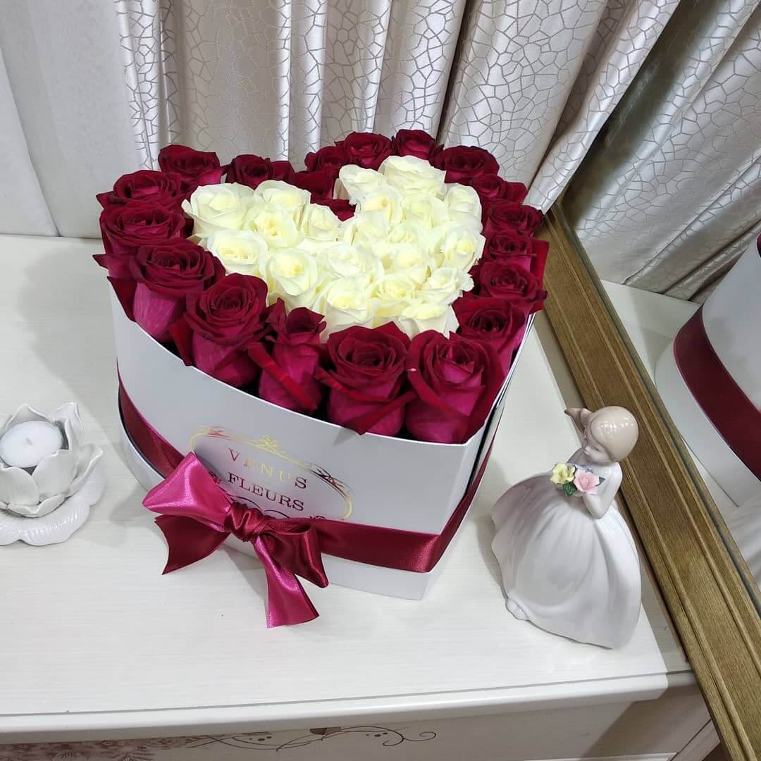 65 белых роз с окантовкой (сердце)