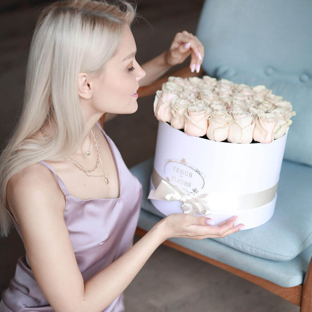 55 кремовых роз в коробке