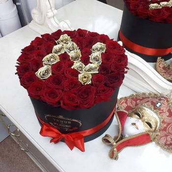 65 красных роз с буквой в коробке