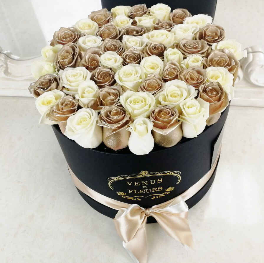 55 бело-золотых роз в коробке