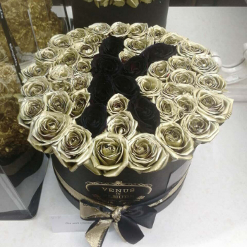 51 золотая роза с черной буквой