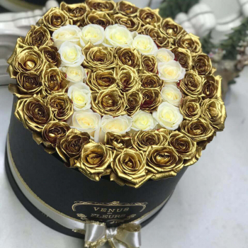 51 золотая роза с белой буквой