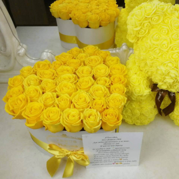 51 желтая роза в коробке - сердце