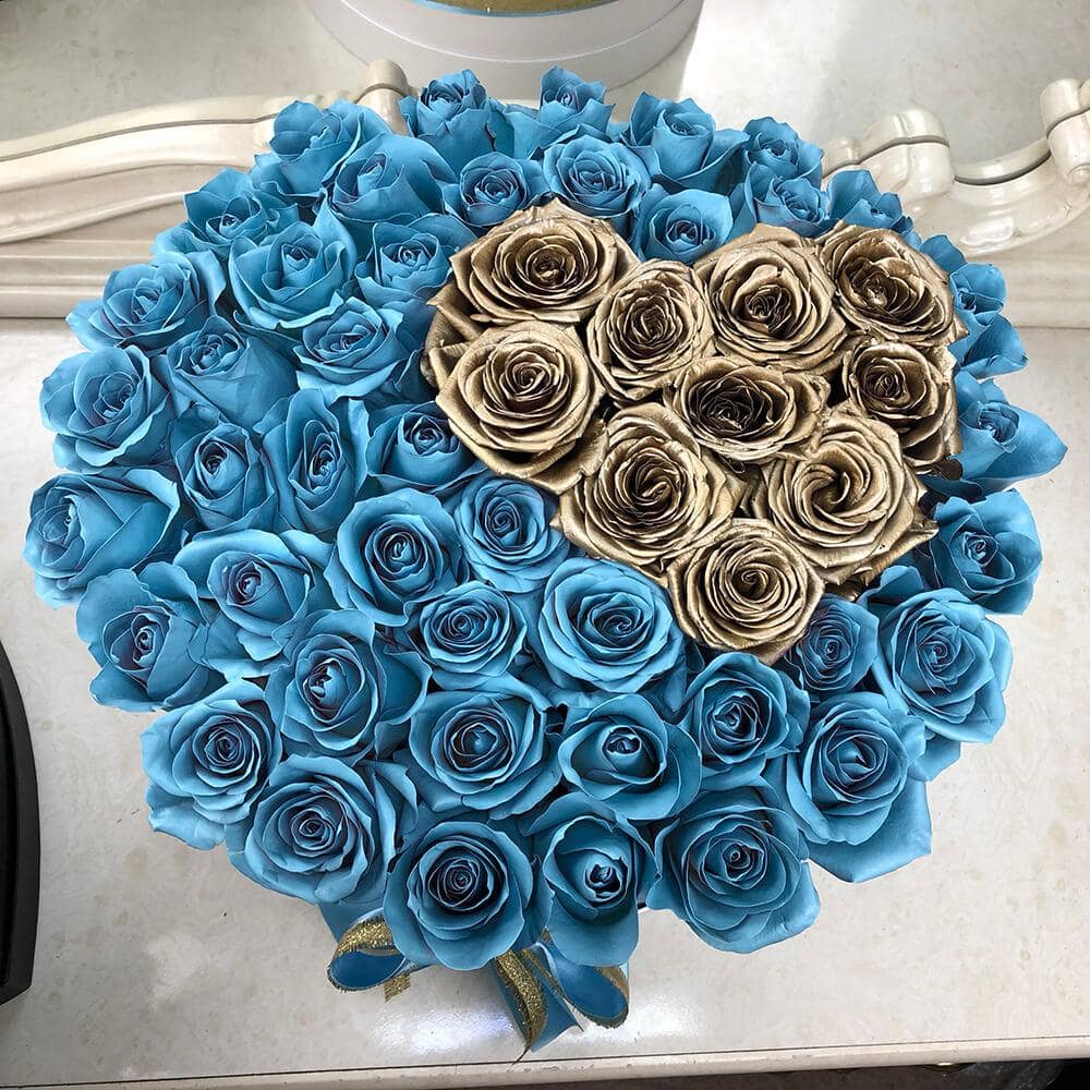 55 голубых роз с золотым сердцем