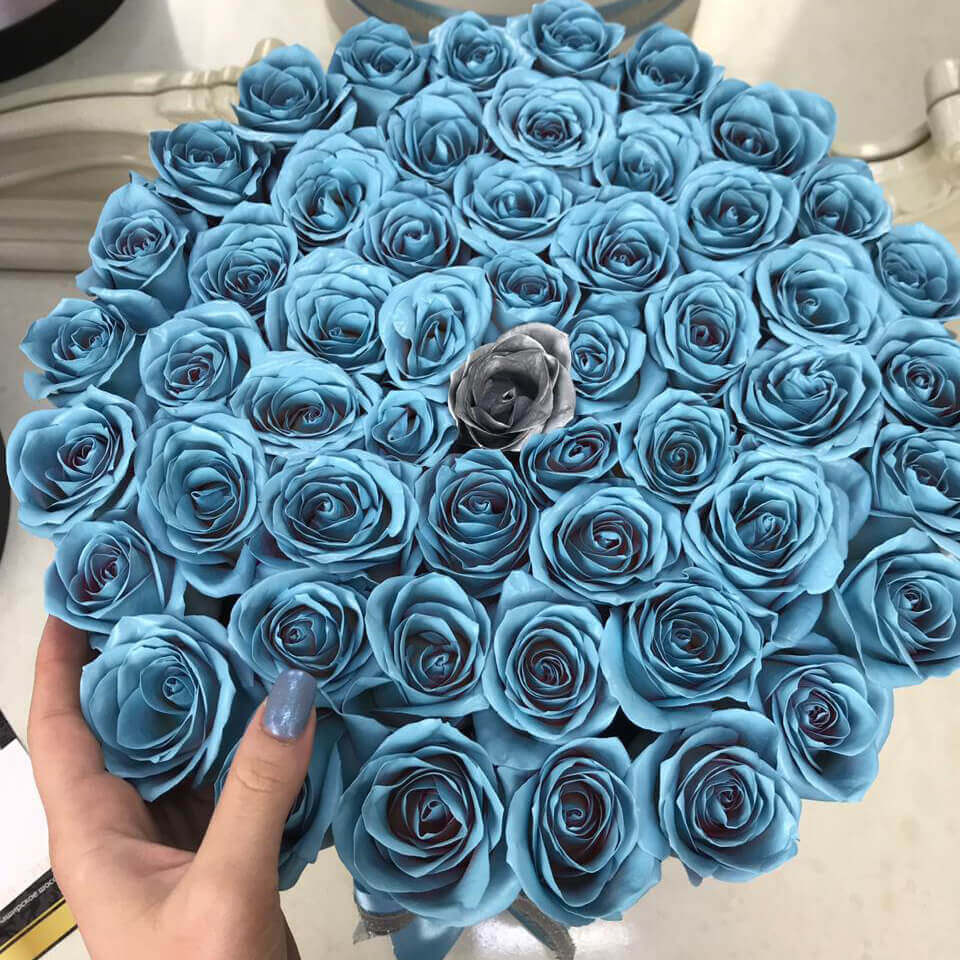 55 голубых роз в коробке