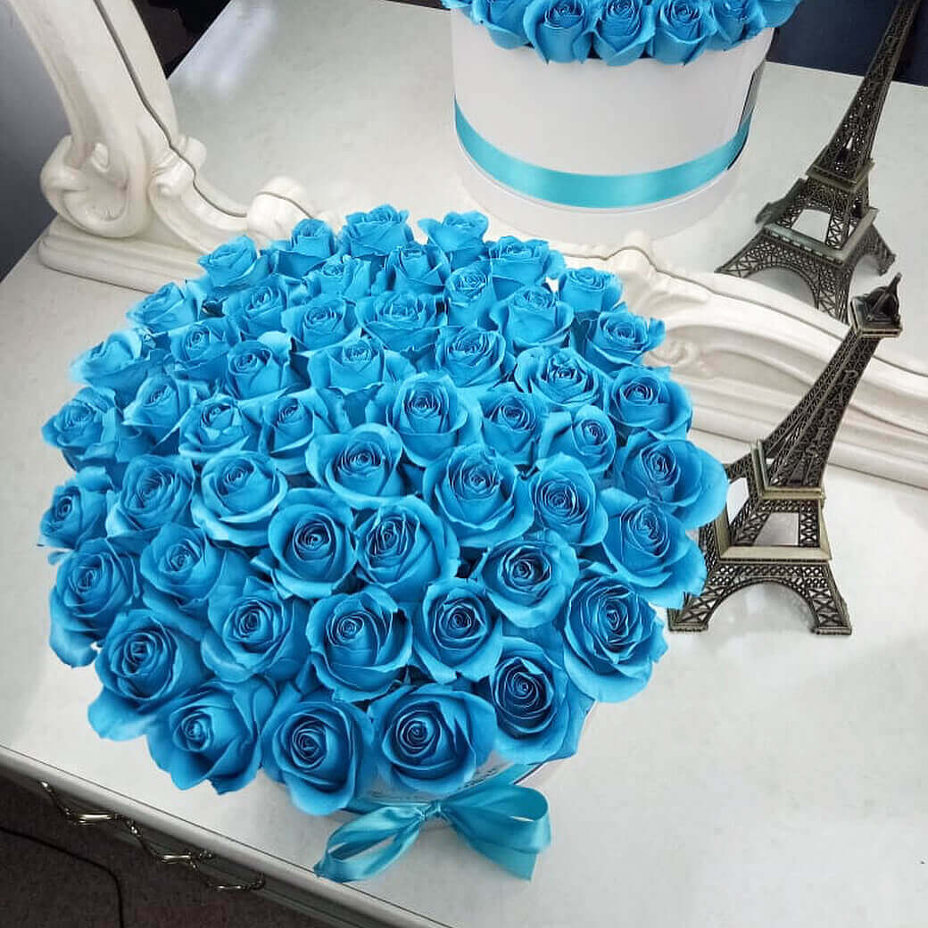 55 голубых роз в коробке
