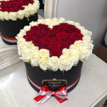 51 белая роза с красным сердцем