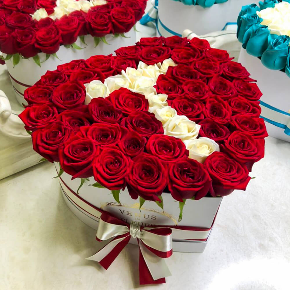 65 красных роз с белой буквой (сердце)