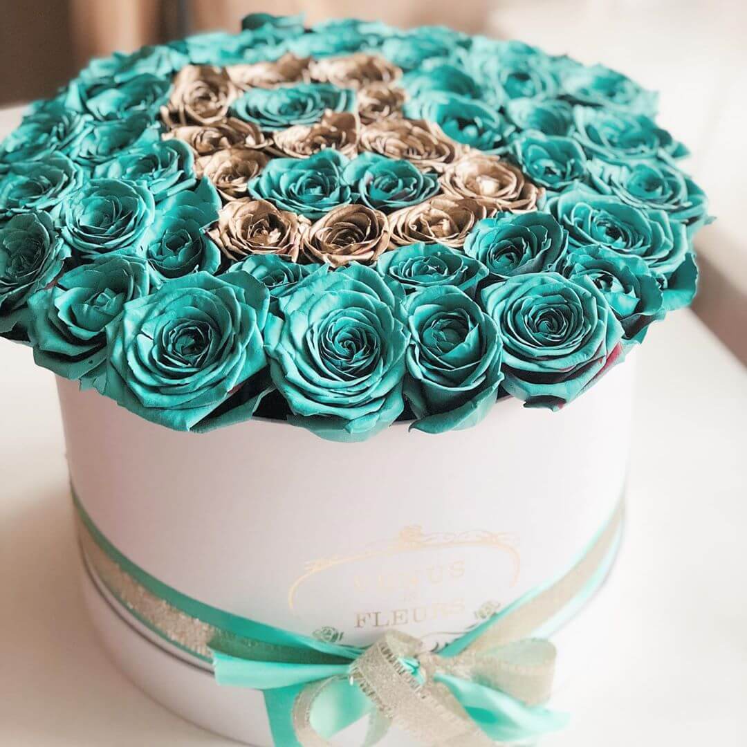 55 бирюзовых роз с золотой буквой