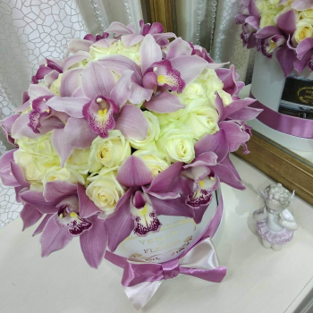 Стильный букет из белых роз - 51 шт. Стильный букет из белых роз - 51 шт.