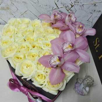 51 белая роза с орхидеей - сердце