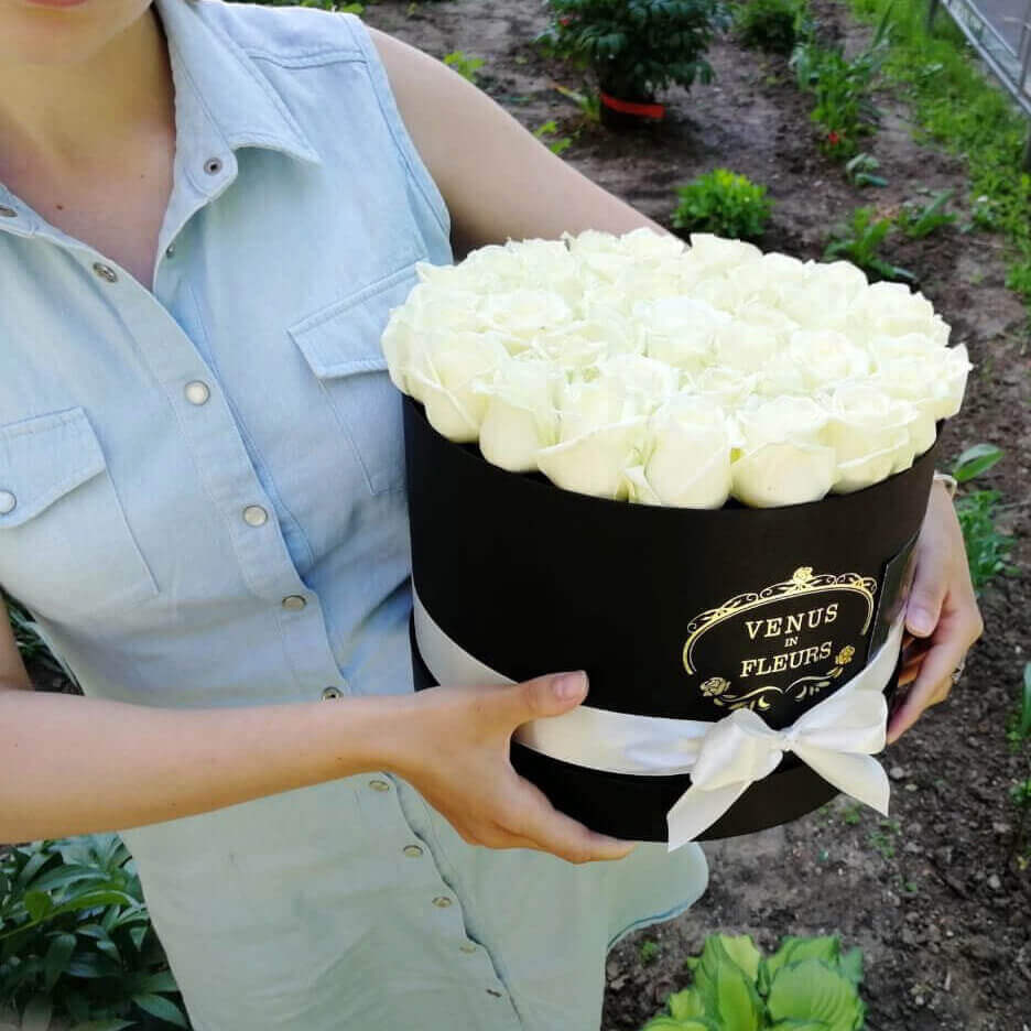 65 белых роз в коробке