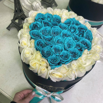 65 белых роз с бирюзовым сердцем 65 белых роз с бирюзовым сердцем