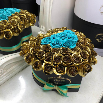 55 золотых роз с бирюзовым сердцем