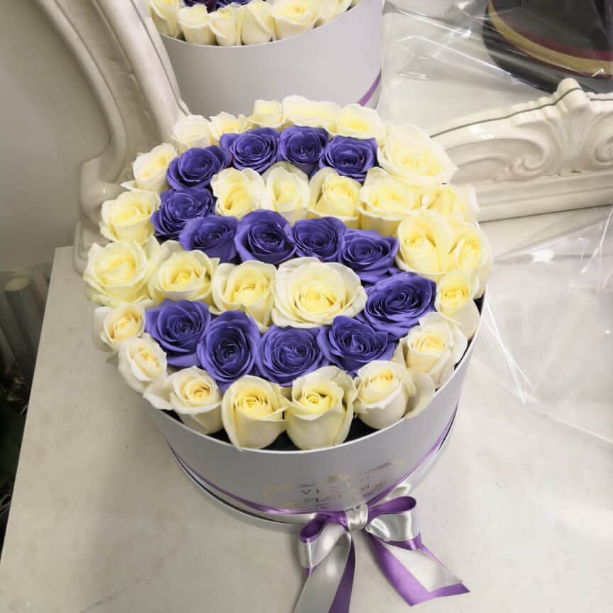 65 белых роз с фиолетовой буквой