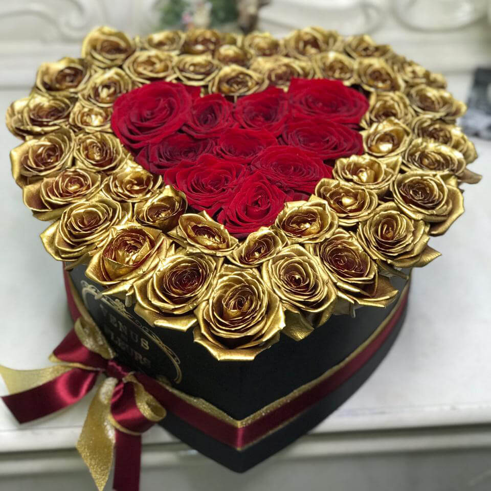 55 красных роз с двойной окантовкой