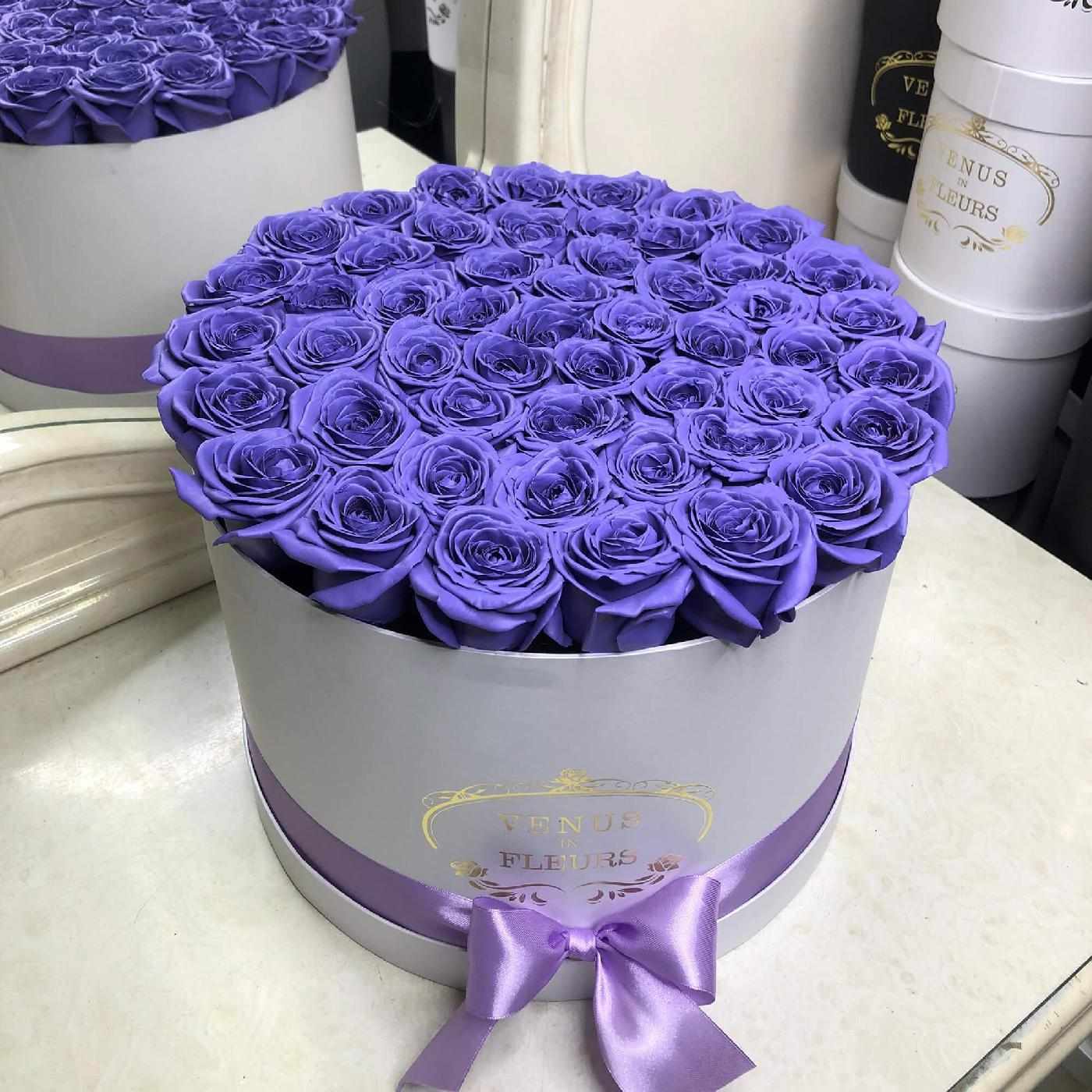 Фиолетовые розы в коробке от 9 шт.