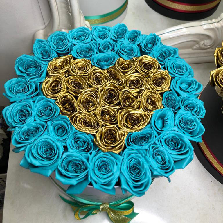65 бирюзовых роз с золотым сердцем