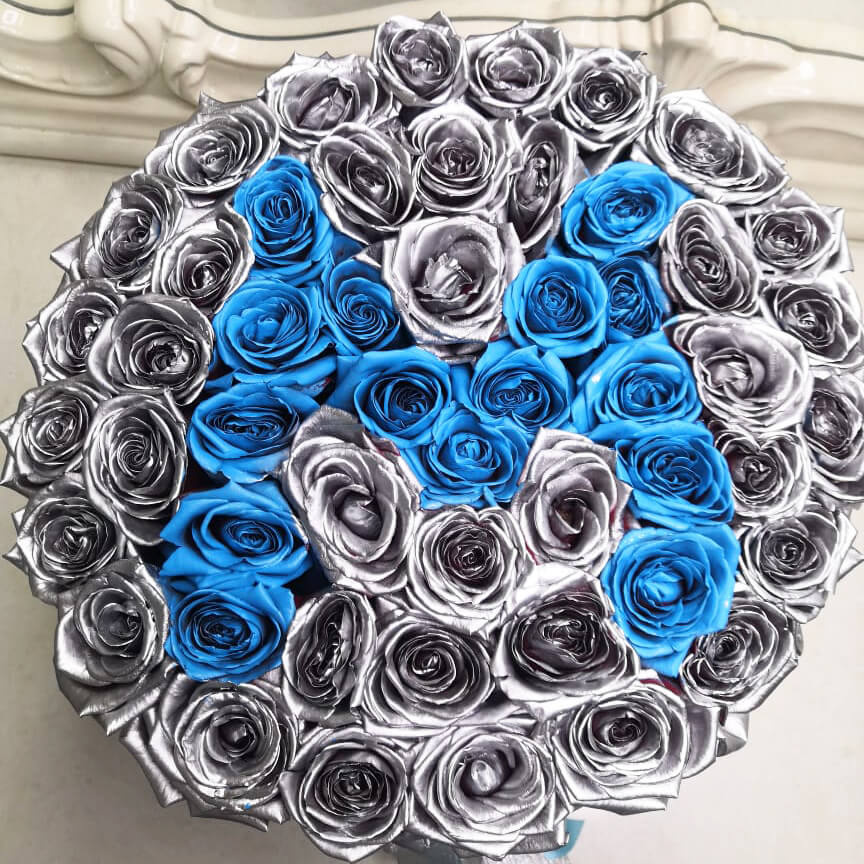 51 серебряная роза с голубой буквой