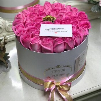 51 розовая роза с золотой в коробке 51 розовая роза с золотой в коробке