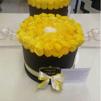 51 желтая роза в коробке с белой