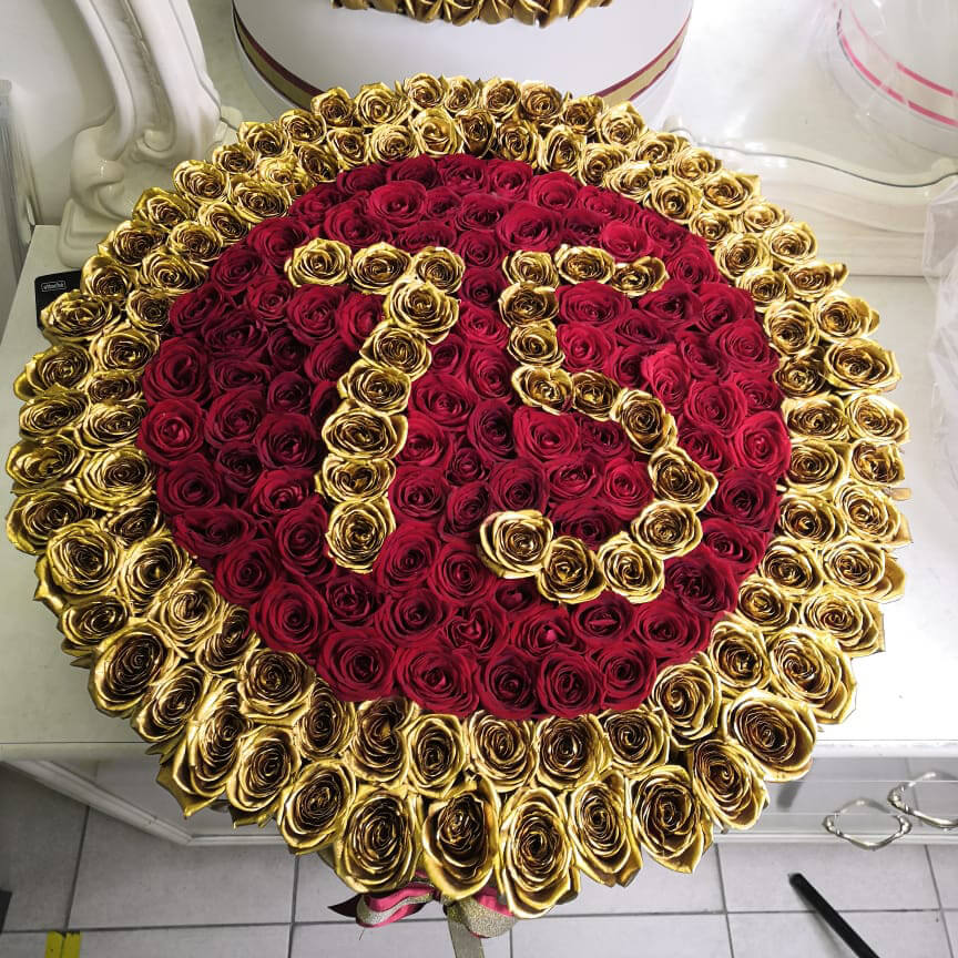 201 роза с золотыми - юбилей