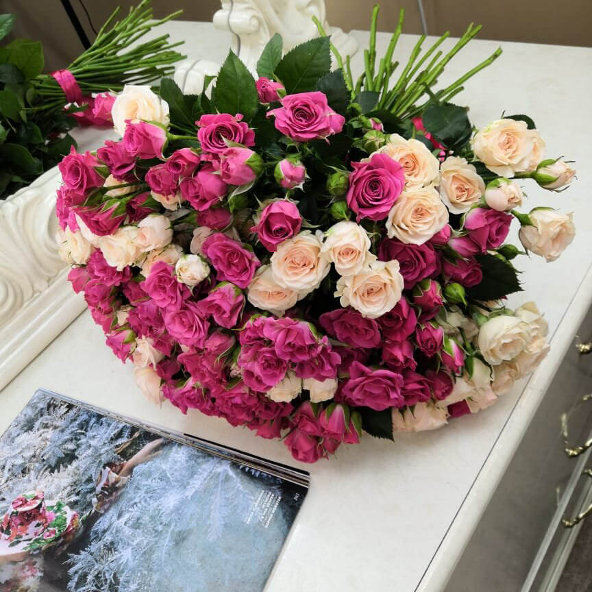 65 нежно-розовых кустовых роз