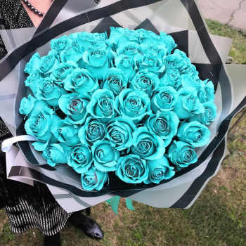 51 бирюзовая роза в букете