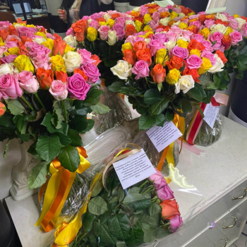 51 разноцветная роза в букете