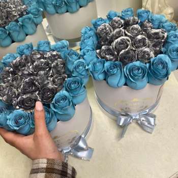 25 серебряных роз с голубой окантовкой