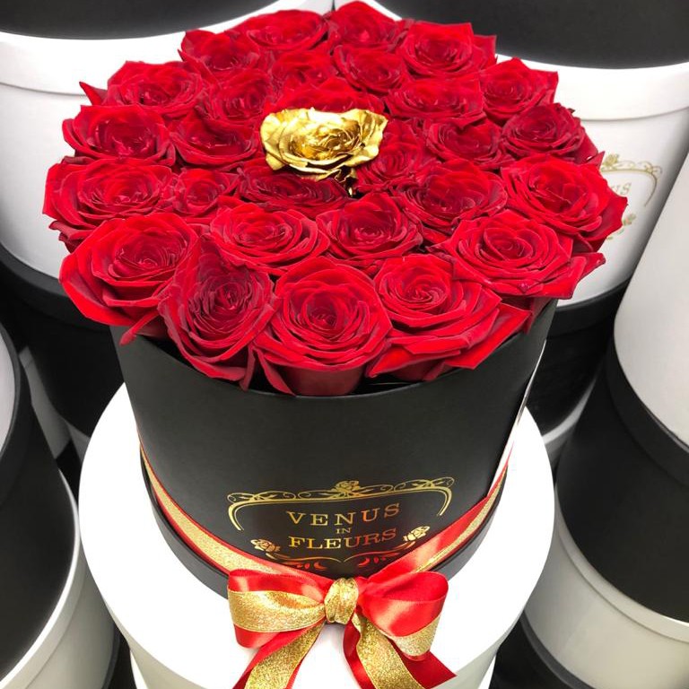 25 красных роз с золотой в коробке