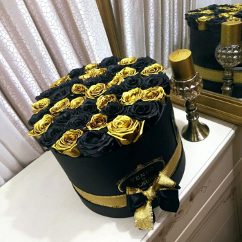 25 черно-золотых роз в коробке