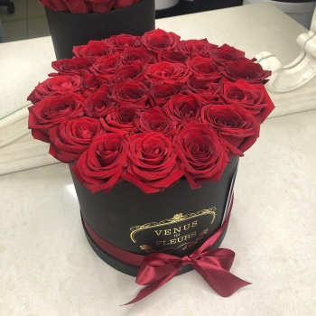 25 красных роз в коробке