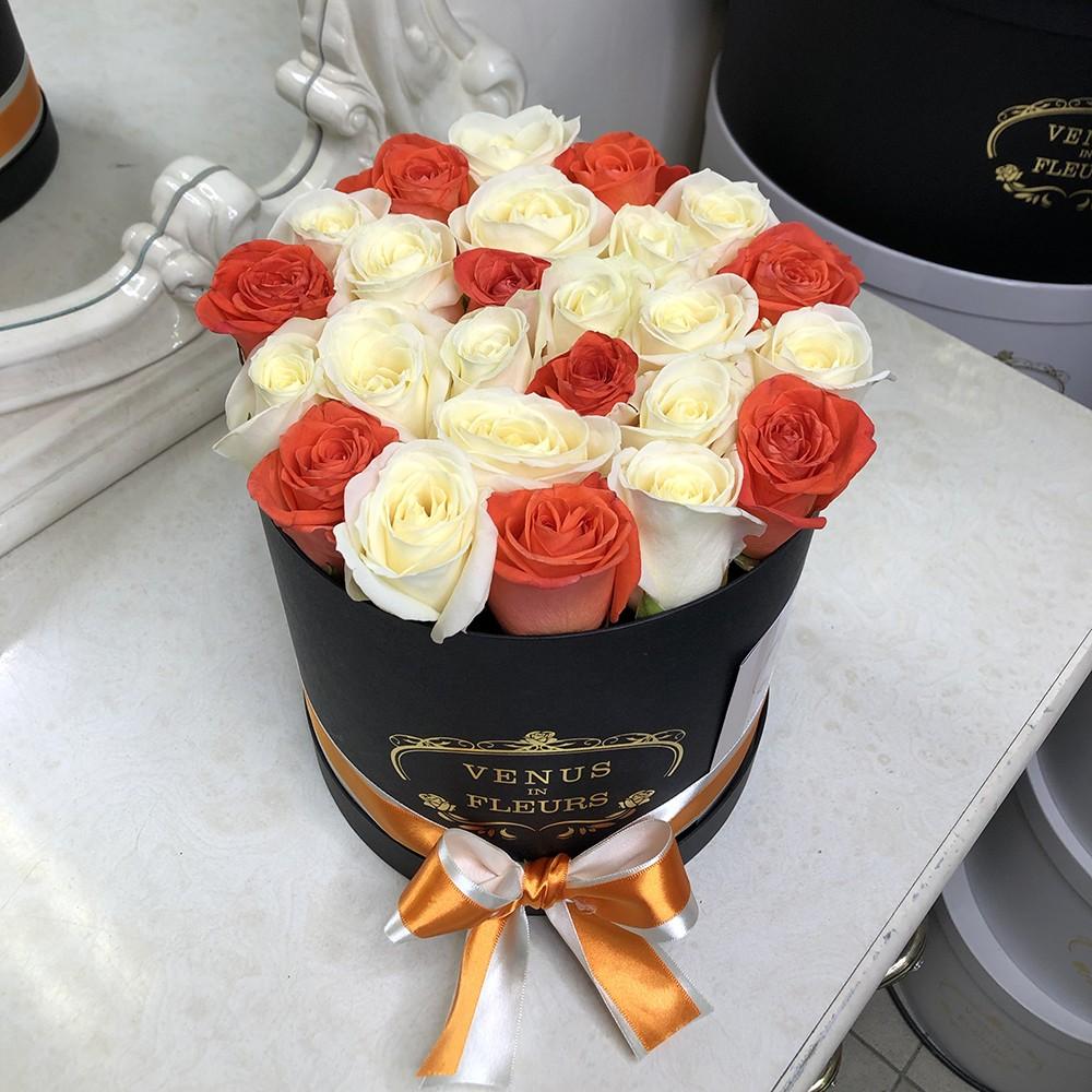 25 бело-коралловых роз в коробке