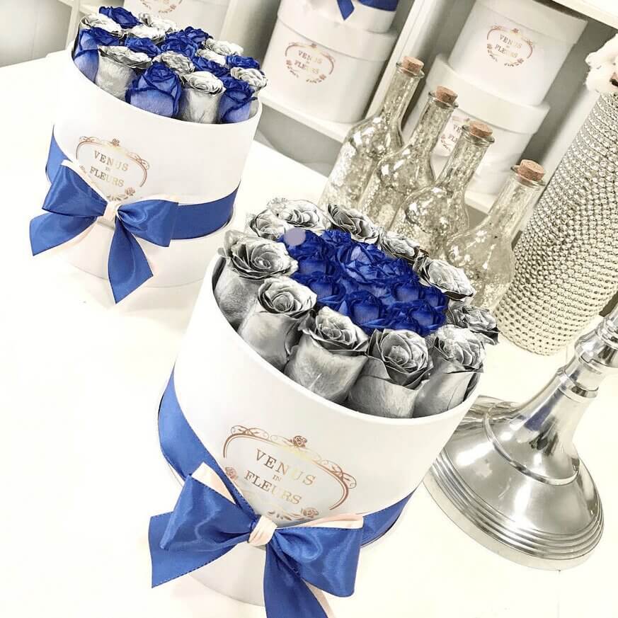 25 синих роз с серебряной окантовкой