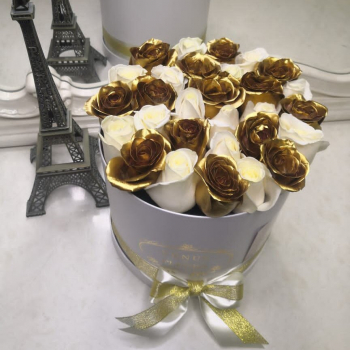 25 бело-золотых роз в коробке