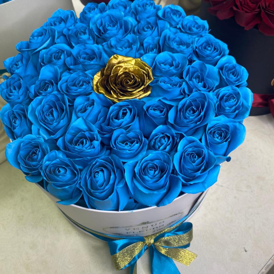 25 голубых роз с золотой в коробке