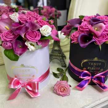 25 розовых роз с каллами в коробке