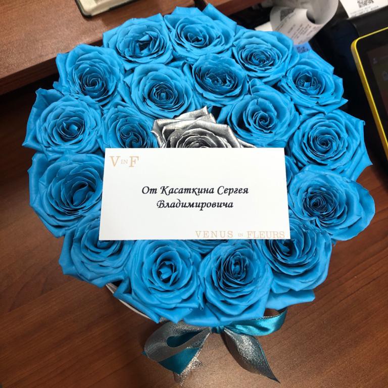 25 голубых роз с серебряной в коробке