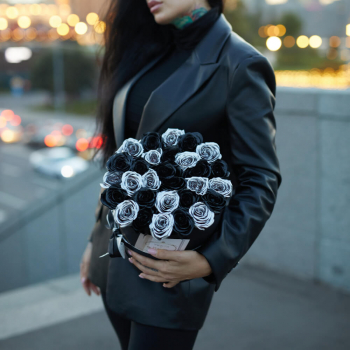 25 черно-серебряных роз в коробке