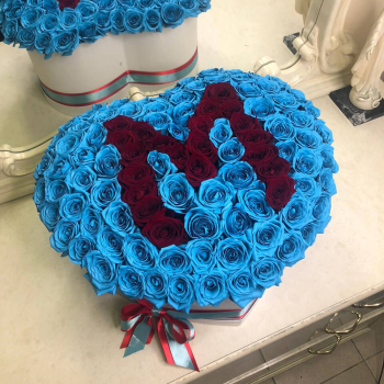 101 голубая роза с буквой - сердце