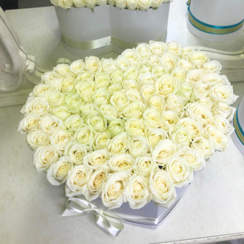 101 белая роза в коробке - сердце