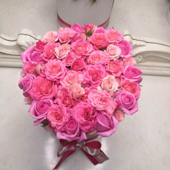 Кустовые розы в коробке от 29 шт. Кустовые розы в коробке от 29 шт.