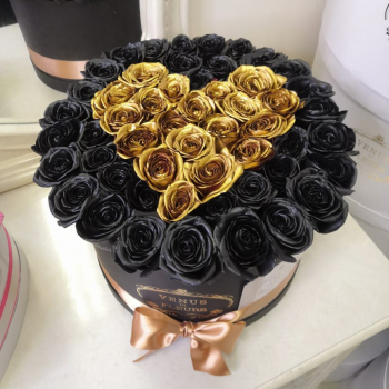 51 черная роза с золотым сердцем